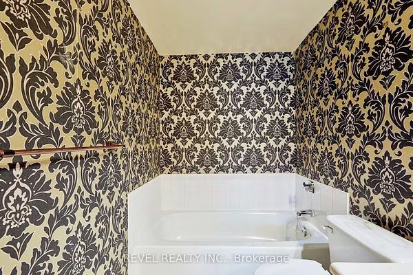 Third-floor 4-piece bathroom with a soaker tub at 1400 The Esplanade N #411, Pickering, listed by The Gordon Brothers Team, Revel Realty Inc., Brokerage