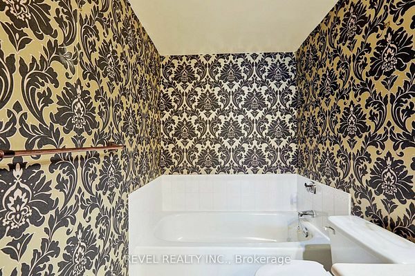 Third-floor 4-piece bathroom with a soaker tub at 1400 The Esplanade N #411, Pickering, listed by The Gordon Brothers Team, Revel Realty Inc., Brokerage