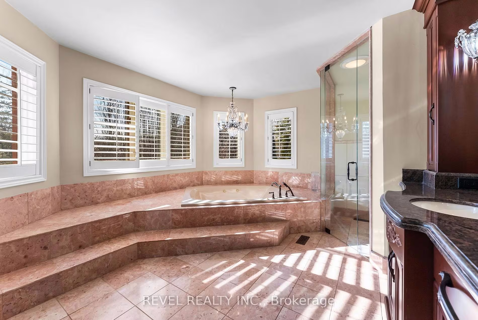 Jetted soaker tub in the primary ensuite at 1486 Ashwood Gate, Pickering, listed by The Gordon Brothers Team, Revel Realty Inc., Brokerage