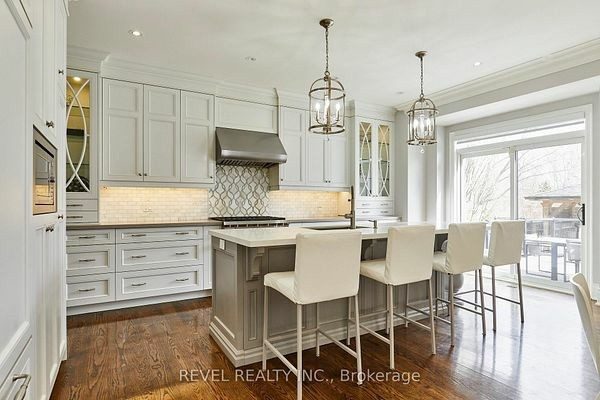 Quartz centre island with seating in the eat-in kitchen at 475 Poplar Avenue, Ajax